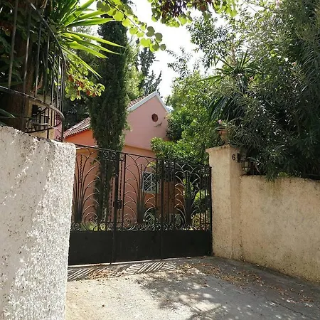 With A Big Garden Βίλα
